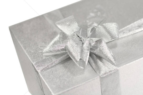 Argint cutie cadou arc alb fundal prezenta Imagine de stoc © marylooo