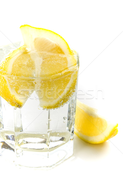Foto stock: Soda · água · limão · fatias · vidro · textura