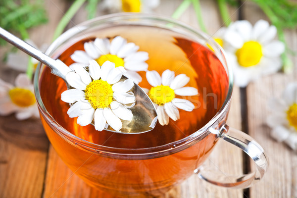 Tasse thé camomille fleurs rustique bois Photo stock © marylooo