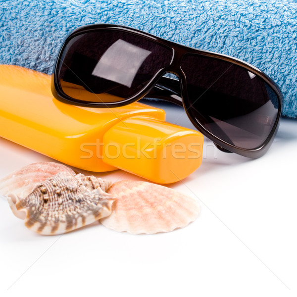 Törölköző kagylók napszemüveg testápoló közelkép fehér Stock fotó © marylooo