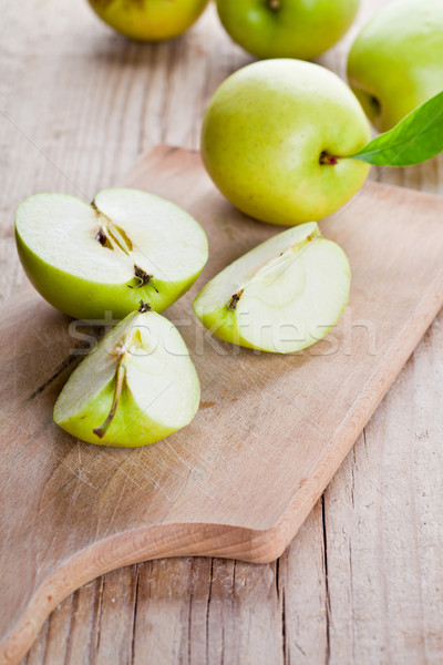 商业照片: 新鲜    绿色    苹果    木 / fresh green sliced apples