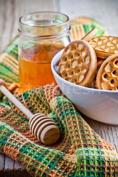 Proaspăt cookie-uri castron fata de masa miere rustic Imagine de stoc © marylooo