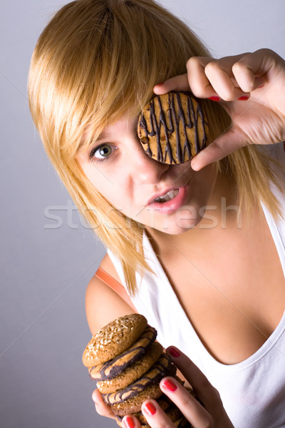 Frau Essen Schokolade Chip Cookies Stock foto © marylooo