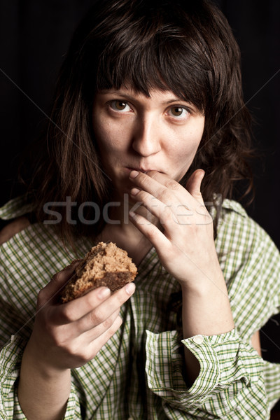 乞丐 女子 吃 麵包 肖像 貧困 商業照片 © marylooo