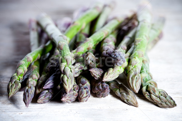 Fraîches asperges table en bois alimentaire table [[stock_photo]] © marylooo