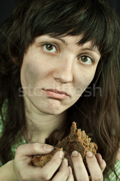 Cersetor femeie bucata pâine portret sărac Imagine de stoc © marylooo