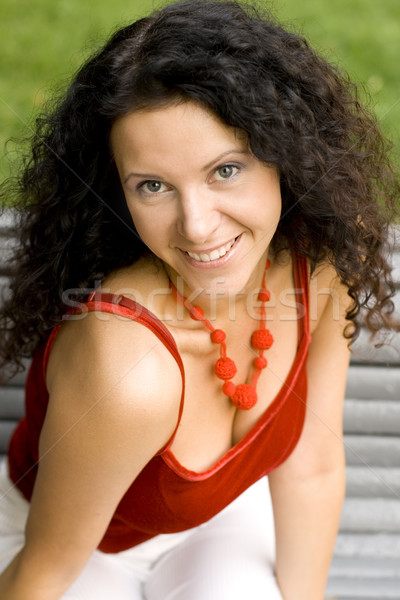 Glimlachende vrouw outdoor portret glimlachend aantrekkelijke vrouw vrouw Stockfoto © marylooo