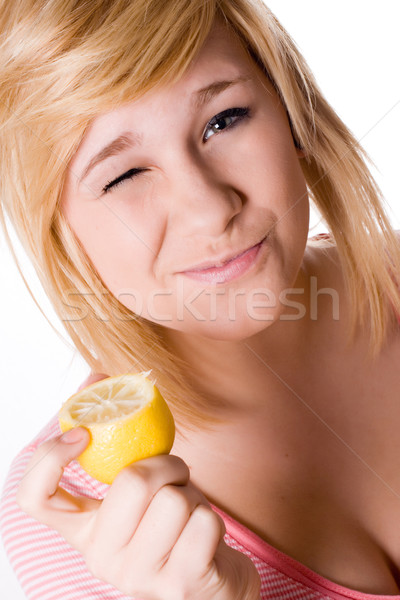 Fiatal lány tart citrom gyönyörű fanyar közelkép Stock fotó © marylooo
