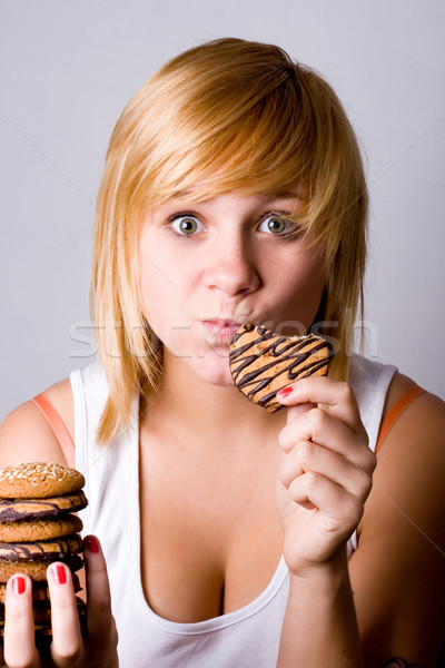 Mujer comer chocolate chip cookies primer plano Foto stock © marylooo