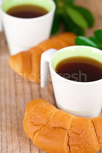 Foto stock: Dois · chá · fresco · croissants · mesa · de · madeira