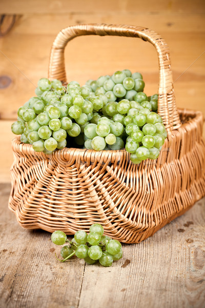ストックフォト: バスケット · ブドウ · 新鮮な · 緑色のブドウ · 素朴な · 木製のテーブル