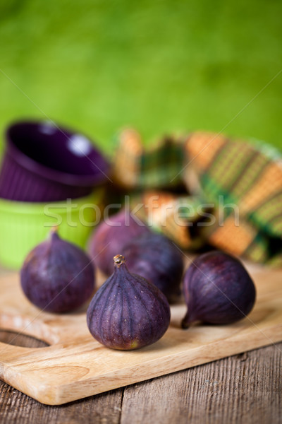 Proaspăt rustic masa de lemn boluri prosop textură Imagine de stoc © marylooo