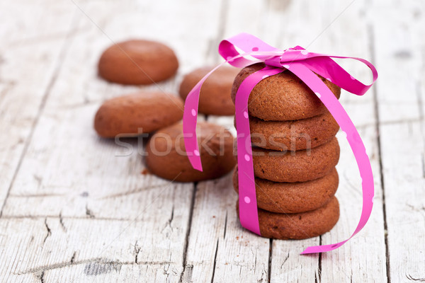 Boglya csokoládé sütik rózsaszín szalag rusztikus fából készült Stock fotó © marylooo