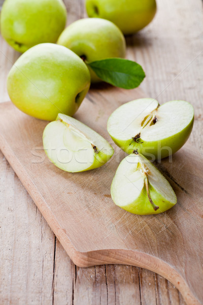 商业照片: 新鲜    绿色    苹果    木 / fresh green sliced apples