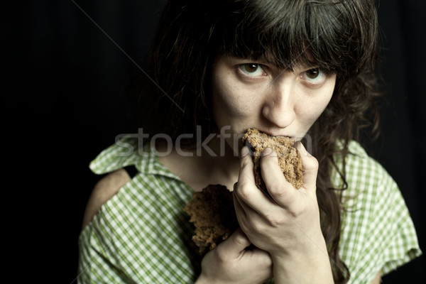 Foto stock: Mendigo · mujer · comer · pan · retrato · pobres