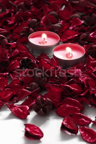 ストックフォト: 赤いバラ · 花弁 · キャンドル · 白 · 花 · 火災