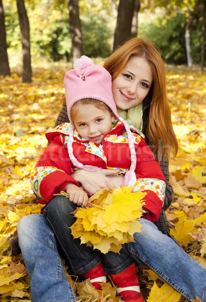 Foto stock: Madre · hija · otono · amarillo · parque · nina