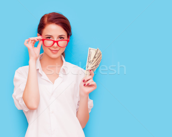 Portret femeie roşu ochelari bani Imagine de stoc © Massonforstock