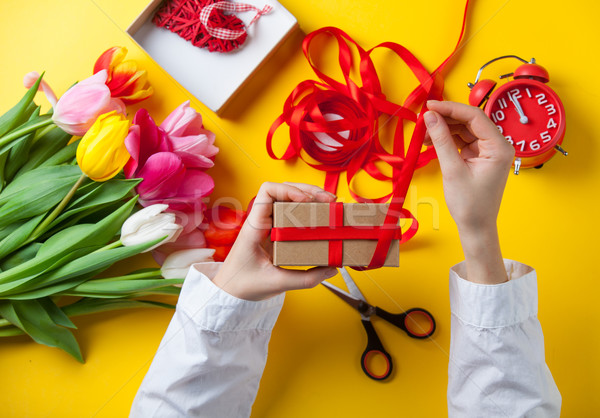 Foto stock: Feminino · mãos · dom · tulipa