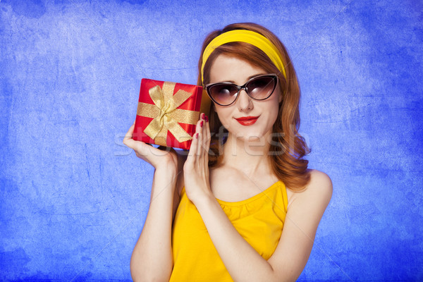 Stockfoto: Amerikaanse · meisje · zonnebril · geschenk · foto