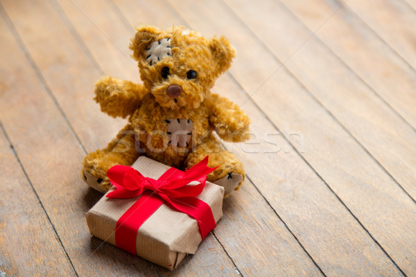 Cute Teddybär halten schönen wenig Geschenk Stock foto © Massonforstock