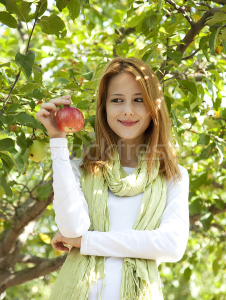 Stok fotoğraf: Güzel · genç · kadın · ayakta · elma · ağacı