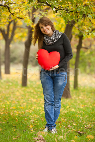Meisje speelgoed hart najaar park vrouw Stockfoto © Massonforstock