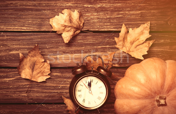 Stockfoto: Pompoen · wekker · houten · tafel · textuur · achtergrond · frame