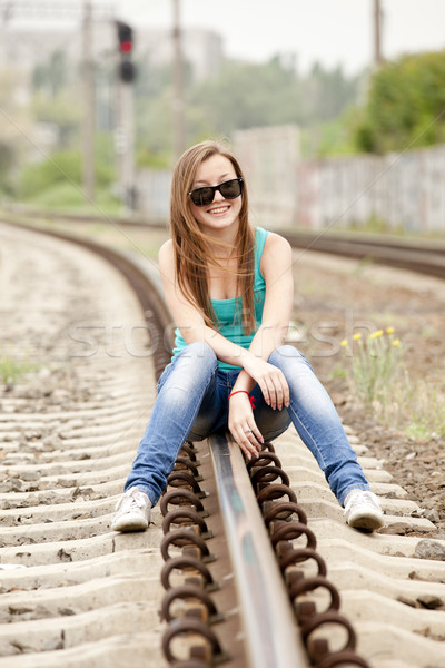 ストックフォト: 若い女の子 · 眼鏡 · 座って · 鉄道 · 顔 · 市