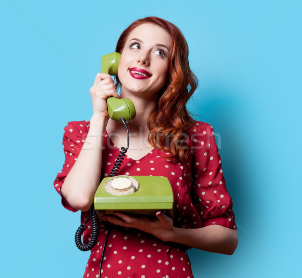 女孩 紅色禮服 綠色 撥號 電話 微笑 商業照片 © Massonforstock