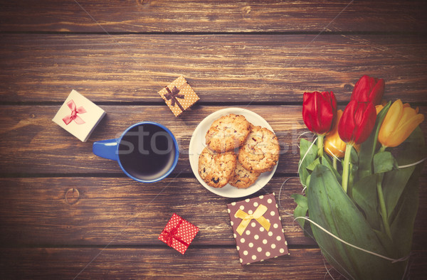 Copo café bolinhos presentes tulipas mesa de madeira Foto stock © Massonforstock