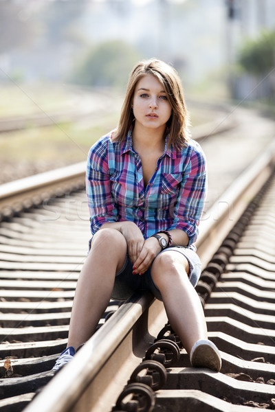 Traurig teen girl Sitzung Eisenbahn Mädchen Gesicht Stock foto © Massonforstock