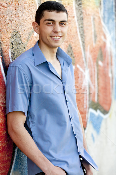 Teen băiat graffiti perete faţă oraş Imagine de stoc © Massonforstock