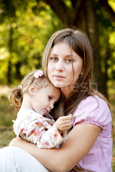 Traurig kleines Mädchen Mutter Park Mädchen Natur Stock foto © Massonforstock