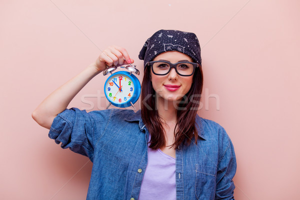 Foto stock: Retrato · mulher · jovem · despertador · belo · azul · em · pé