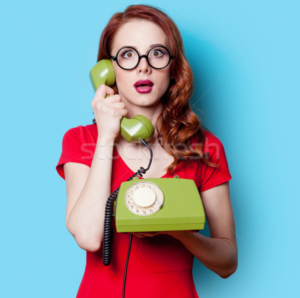 Foto stock: Menina · vestido · vermelho · verde · discar · telefone · sorridente