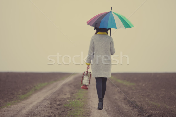 Piękna młoda kobieta parasol wspaniały drogowego dziedzinie Zdjęcia stock © Massonforstock