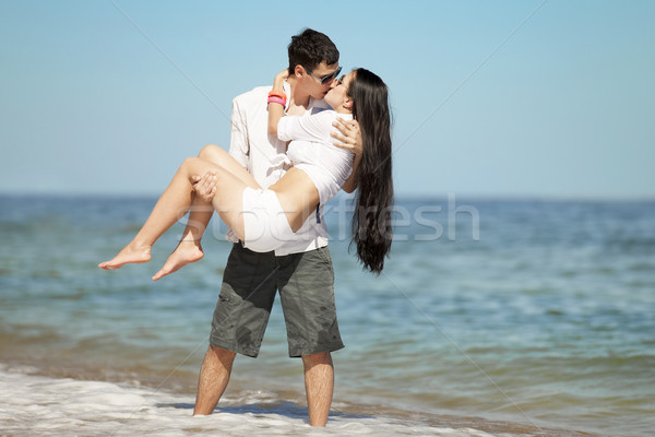 Сток-фото: красивой · пару · целоваться · пляж · девушки · счастливым