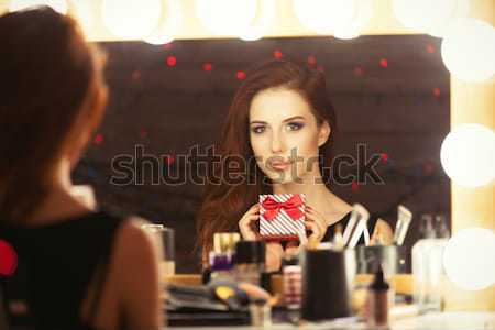 Portret femeie frumoasa cutie cadou make-up artist oglindă fotografie Imagine de stoc © Massonforstock