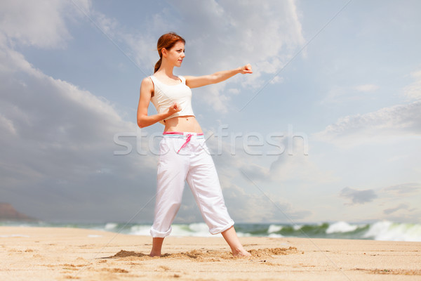 女子 踢 沙 海灘 商業照片 © Massonforstock