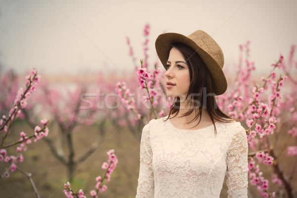 Foto stock: Belo · mulher · jovem · em · pé · maravilhoso · árvores