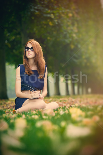 Belle jeune femme séance papier stylo parc [[stock_photo]] © Massonforstock
