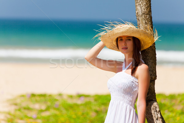 Nő óceán fiatal vörös hajú nő kalap fehér ruha Stock fotó © Massonforstock