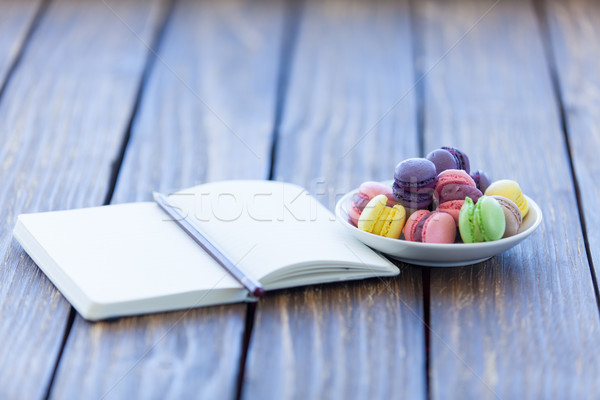 Foto stock: Macarons · pequeno · caderno · mesa · de · madeira · primavera · casamento