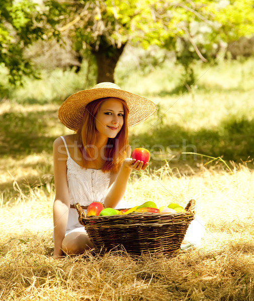 Stock foto: Schönen · Rotschopf · Mädchen · Früchte · legen · Garten