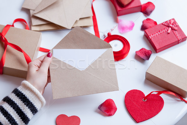 Stockfoto: Vrouw · envelop · geschenk · valentijnsdag · papier