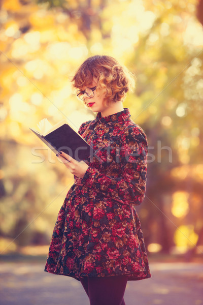 Ragazza occhiali libro autunno parco Foto d'archivio © Massonforstock