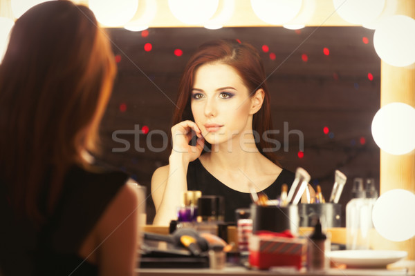 Porträt schöne Frau Make-up Spiegel Foto Stock foto © Massonforstock