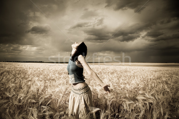 Dziewczyna pole pszenicy Fotografia ciemne kolory mały Zdjęcia stock © Massonforstock