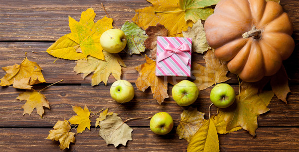 Foto stock: Calabaza · regalo · manzanas · mesa · de · madera · naturaleza · naranja